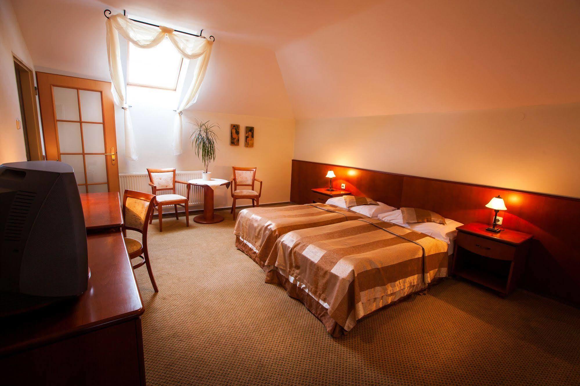 Park Hotel Tartuf Beladice Exteriör bild
